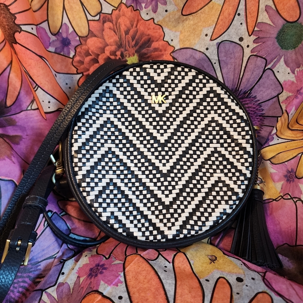 Used MICHAEL KORS Leather Canteen White Chevron‎ Crossbody Purse